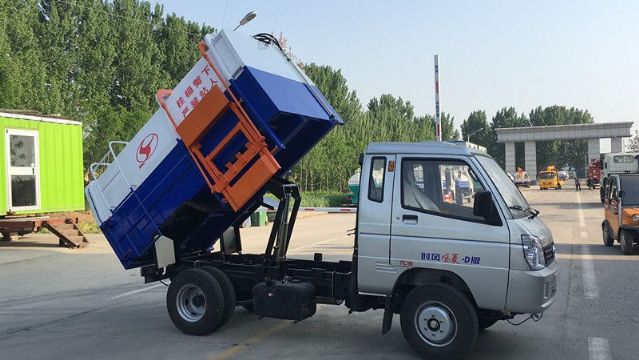 點擊查看詳細信息<br>標題：藍牌時風風菱垃圾車 閱讀次數(shù)：2092